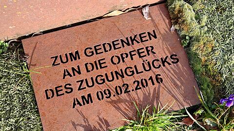 Eine Gedenkst&auml;tte erinnert an das Zugungl&uuml;ck. (Archivfoto)