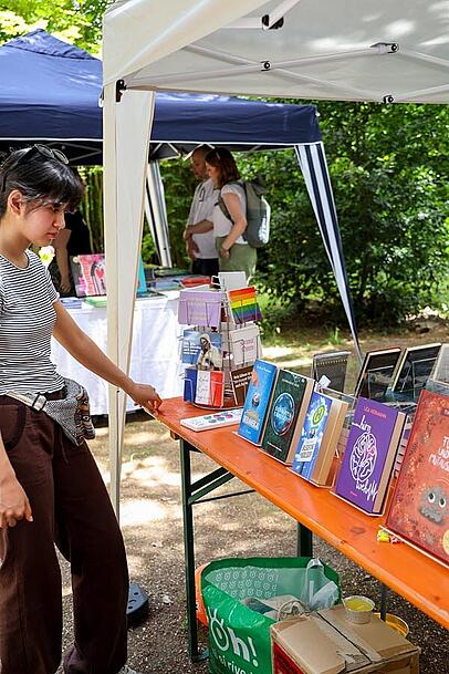 Lesestoff gibt es am Wochenende zu entdecken an der Isar. Lesestoff gibt es am Wochenende zu entdecken an der Isar.