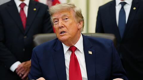 US-Pr&auml;sident Trump r&uuml;ckt wieder von seiner Geb&uuml;hrenidee in der Stra&szlig;e von Hormus ab.