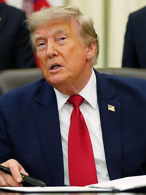 US-Pr&auml;sident Trump r&uuml;ckt wieder von seiner Geb&uuml;hrenidee in der Stra&szlig;e von Hormus ab.