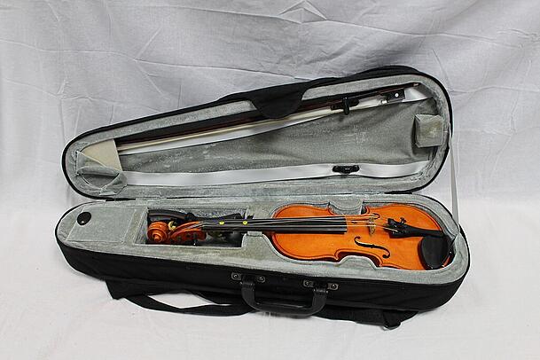 Auch diese Violine samt Koffer kann ersteigert werden.