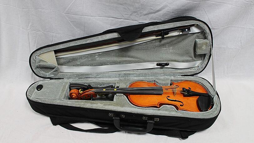 Auch diese Violine samt Koffer kann ersteigert werden. Auch diese Violine samt Koffer kann ersteigert werden.