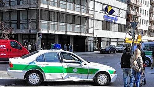 Das gerammte Polizeifahrzeug: Die Beifahrertür ist eingedrückt, den Beamten, der hier saß, rettete sein Airbag. Das gerammte Polizeifahrzeug: Die Beifahrertür ist eingedrückt, den Beamten, der hier saß, rettete sein Airbag.