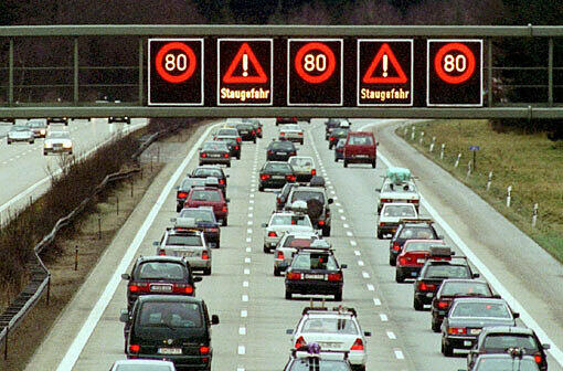 Stau auf der Autobahn: Auf der A3 ist es in der Nacht zum Dienstag zu zwei schweren Unfällen gekommen.