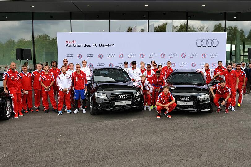 Die Bayern-Stars mit ihren neuen Dienstwagen.