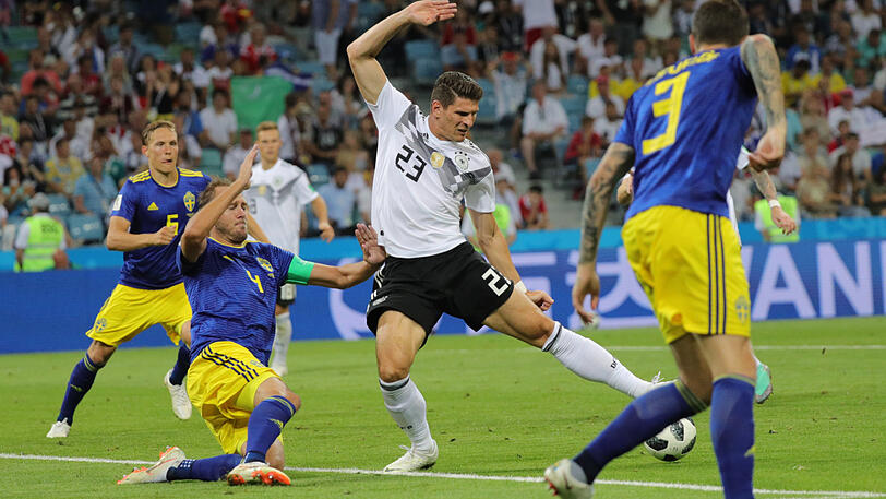 Mario Gomez: Note 4. Der VfB-Angreifer kam als Joker nach der Halbzeit, sofort mit Feuer im Spiel, hatte seinen Fuß vor dem 1:1 entscheidend mit im Spiel. Später glücklos. Immerhin: Die Option mit einer zweiten Spitze half der Mannschaft.