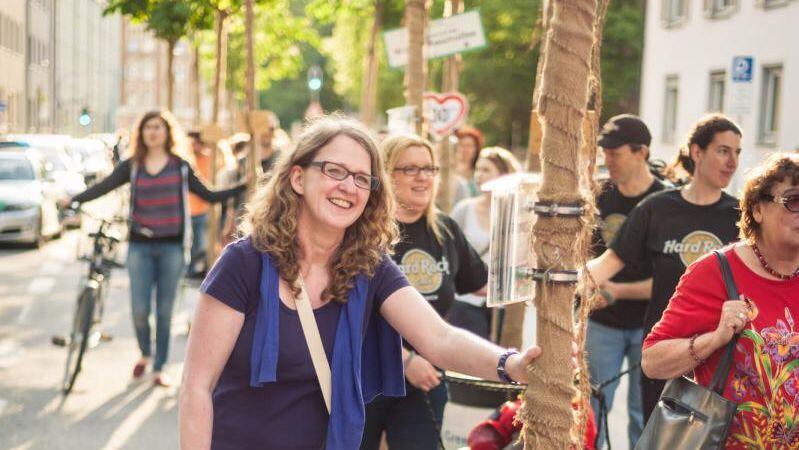 Bäume, die durch München ziehen.