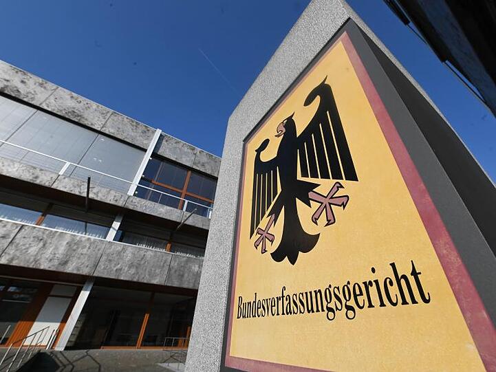 Weil wesentliche Unterlagen nicht vorgelegt wurden, hat das Bundesverfassungsgericht eine Beschwerde des mutmaßlichen Islamisten Sami A. abgelehnt.