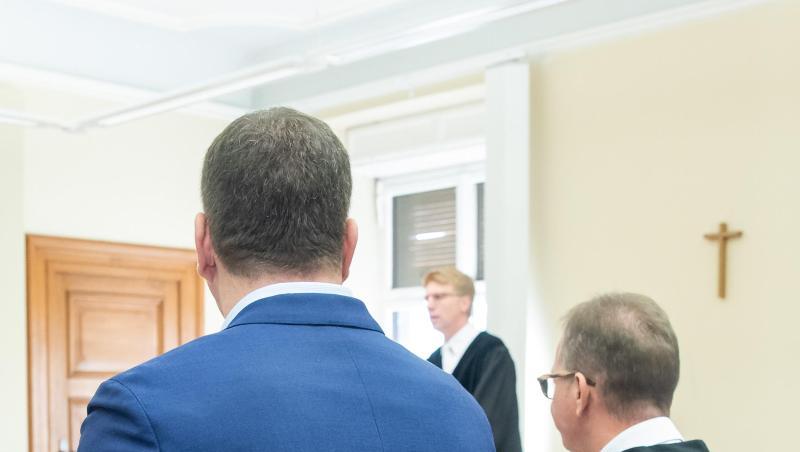 Ein wegen Störung der Totenruhe angeklagter Bestatter (l) steht mit seinem Anwalt Ulrich Spieß in einem Sitzungssaal. Foto: Daniel Karmann Ein wegen Störung der Totenruhe angeklagter Bestatter (l) steht mit seinem Anwalt Ulrich Spieß in einem Sitzungssaal. Foto: Daniel Karmann