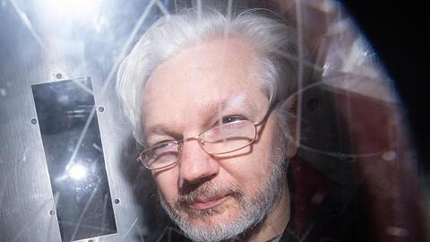 Julian Assange verlässt ein Gericht in London. Nach neuen Enthüllungen geht der Rechtsstreit um eine mögliche Auslieferung des Wikileaks-Gründers in die USA in eine neue Runde.