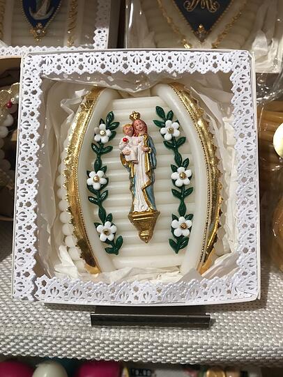 Ein Wachsstock, wie ihn früher Bauern ihrem Gesinde jedes Jahr zu Mariä Lichtmess geschenkt haben.Bis heute kaufen Münchner Stammkunden jedes Jahr welche - als kleines Dankeschön für ihre Lieben.