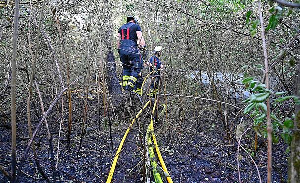 Für die Versorgung mit Löschwasser mussten die Einsatzkräfte mit einem Fahrzeug vom nächsten verfügbaren Hydranten eine annähernd ein Kilometer lange Schlauchleitung legen.