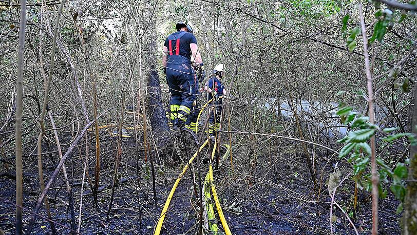 Für die Versorgung mit Löschwasser mussten die Einsatzkräfte mit einem Fahrzeug vom nächsten verfügbaren Hydranten eine annähernd ein Kilometer lange Schlauchleitung legen. Für die Versorgung mit Löschwasser mussten die Einsatzkräfte mit einem Fahrzeug vom nächsten verfügbaren Hydranten eine annähernd ein Kilometer lange Schlauchleitung legen.
