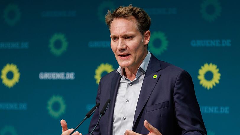 Ludwig Hartmann, Fraktionsvorsitzender von Bündnis 90/Die Grünen im Landtag von Bayern, spricht während einer Pressekonferenz.