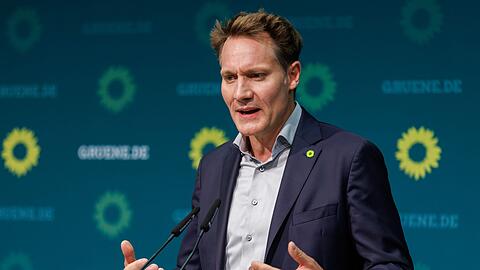 Ludwig Hartmann, Fraktionsvorsitzender von Bündnis 90/Die Grünen im Landtag von Bayern, spricht während einer Pressekonferenz.
