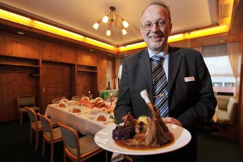 Der Restaurantleiter der &bdquo;Pfeffermühle&ldquo;, Jörg Schuster, zeigt einen frisch zubereiteten Gänsebraten.