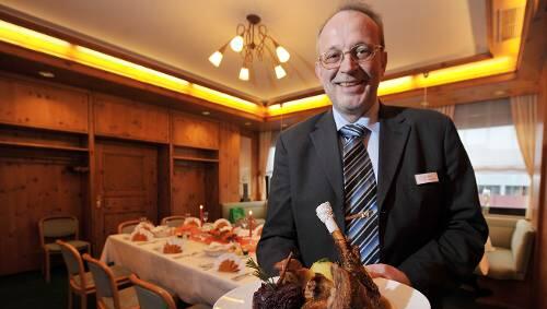 Der Restaurantleiter der „Pfeffermühle“, Jörg Schuster, zeigt einen frisch zubereiteten Gänsebraten. Der Restaurantleiter der „Pfeffermühle“, Jörg Schuster, zeigt einen frisch zubereiteten Gänsebraten.