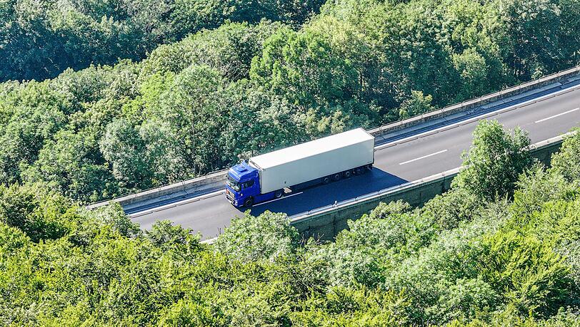 Der Lastwagen mit entz&uuml;ndlichem Gefahrgut steht auf der Autobahn 8 in Fahrtrichtung M&uuml;nchen.