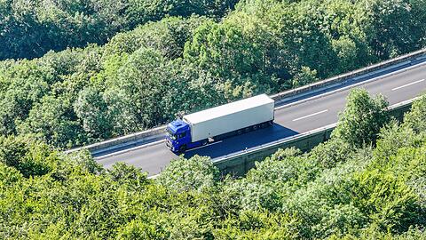Der Lastwagen mit entz&uuml;ndlichem Gefahrgut steht auf der Autobahn 8 in Fahrtrichtung M&uuml;nchen.