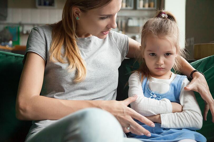 Nicht wundern: Kinder sind nach der Kita oft stinkig, schlecht gelaunt und anstrengend. Der Alltag in einer Einrichtung fordert die volle Konzentration Ihres Nachwuchses. Daraus resultiert, dass Ihr Kind in Ihrer Gegenwart endlich "abschalten" kann. Das bedeutet leider oft, dass Gef&uuml;hle unkontrolliert rausgelassen werden. Nehmen Sie es nicht pers&ouml;nlich - das bedeutet nur, dass Ihr Kind wei&szlig;, dass es bedingungslos geliebt wird. Folgendes k&ouml;nnte helfen ...