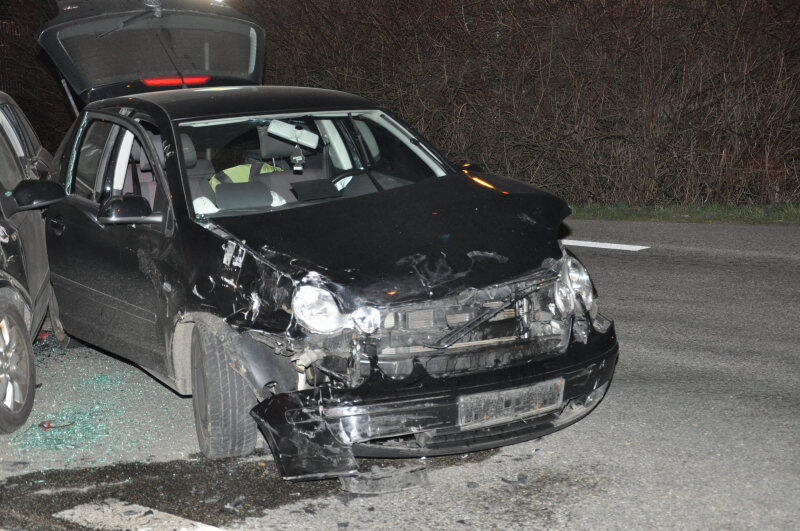 Beim Einfahren in die Kreuzung missachtete ein Fahrer die Vorfahrtsregeln. Sein Auto wurde von zwei weiteren gerammt und durch die Luft geschleudert.