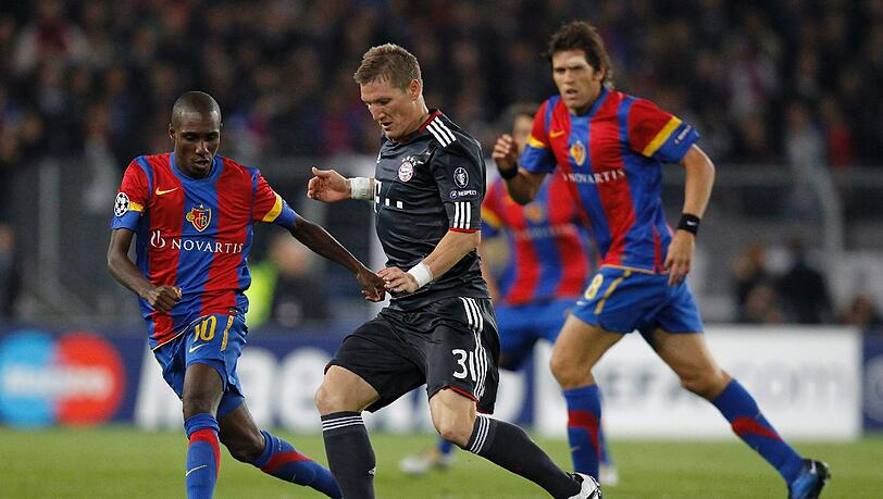 Wiedersehen mit dem FC Basel: Hier kämpft Bayern Münchens Bastian Schweinsteiger (Mitte) gegen Gilles Yapi. Szene aus dem Champions-League-Vorrundenspiel im September 2010 in Basel. Wiedersehen mit dem FC Basel: Hier kämpft Bayern Münchens Bastian Schweinsteiger (Mitte) gegen Gilles Yapi. Szene aus dem Champions-League-Vorrundenspiel im September 2010 in Basel.