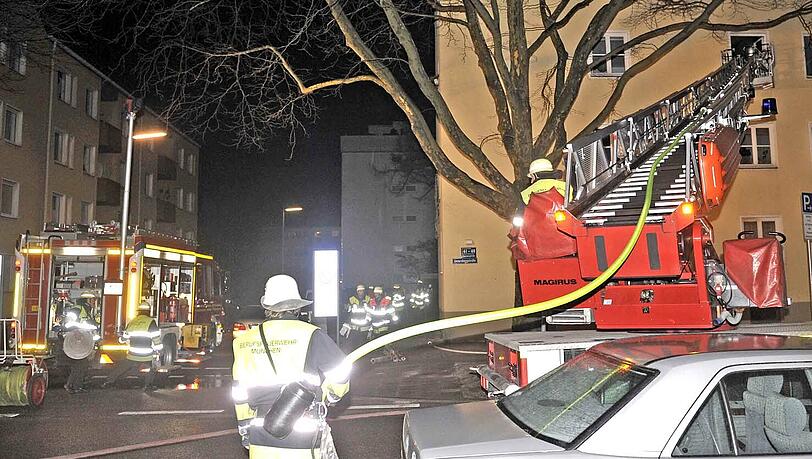 Der 70-Jährige, der in der Unterbergstraße in seiner Wohnung verbrannte ist offenbar eines natürlichen Todes gestorben. Das ergab die Obduktion der Rechtsmedizin. Der 70-Jährige, der in der Unterbergstraße in seiner Wohnung verbrannte ist offenbar eines natürlichen Todes gestorben. Das ergab die Obduktion der Rechtsmedizin.