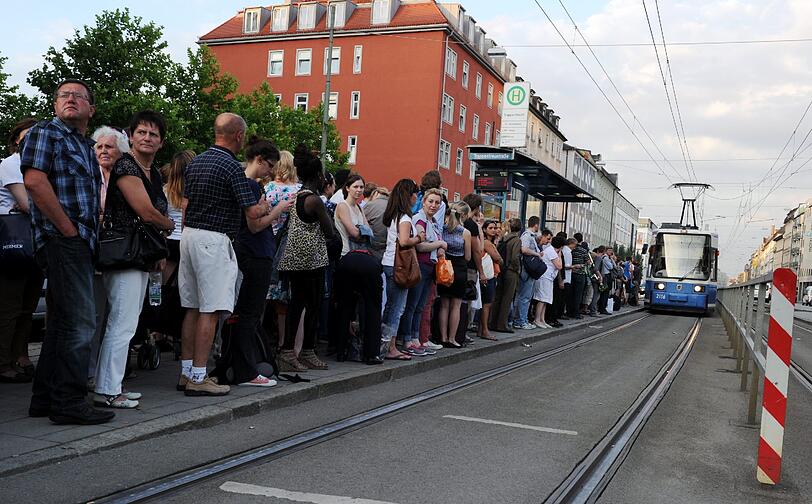 So viele Menschen für ein einziges Fahrzeug: Tausende Pendler wurden kalt erwischt. Ein Taxi bietet an der Donnersberger Brücke seine Dienste an.