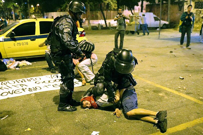 Knapp ein Jahr vor der Fußball-WM in Brasilien erlebt das Land einen ungeahnten Sturm des Protestes.