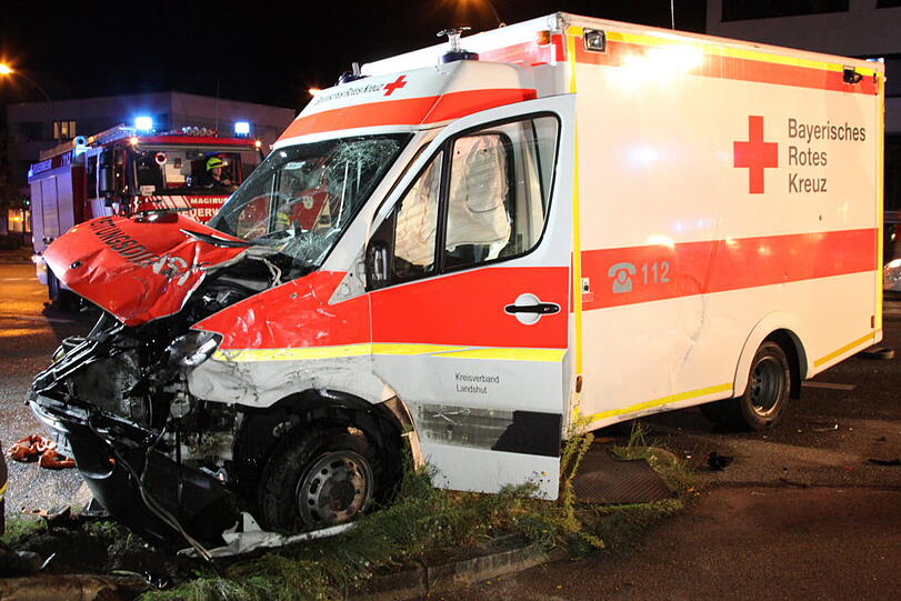 Crash mit Rettungswagen: Bilder aus Landshut!