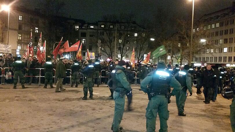 Rund 100 Teilnehmer zählt die Bagida-Kundgebung am Montag. Demgegenüber stehen 200 Gegendemonstranten. Die Bilder!