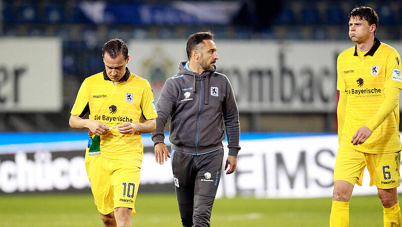 Entäuschte Löwen um Trainer Vitor Pereira. Entäuschte Löwen um Trainer Vitor Pereira.