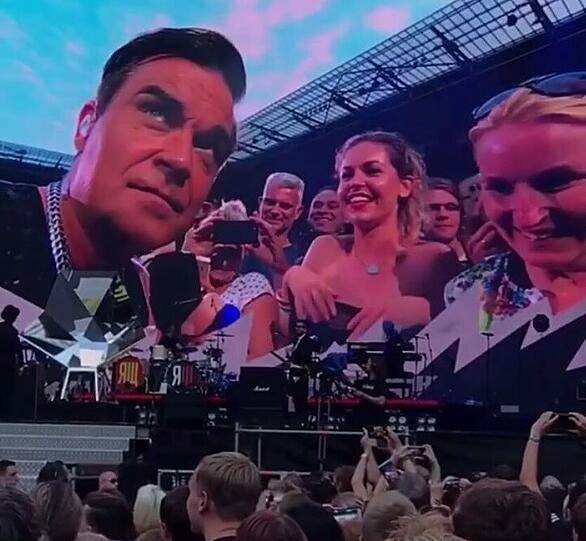 Robbie Williams signiert die Brüste von Ines Anioli