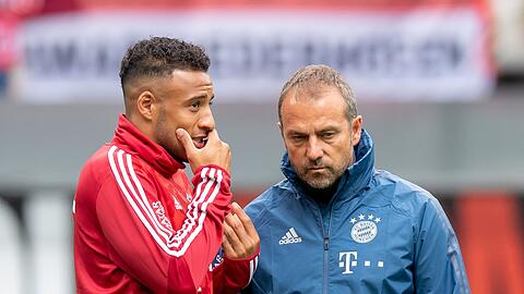 Corentin Tolisso im Gespräch mit Hansi Flick (r.).