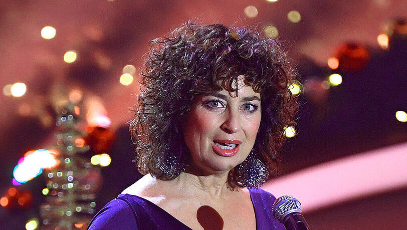 Isabel Varell beim Auftritt in der ZDF-Show "Die schönsten Weihnachtshits mit Carmen Nebel" im Jahr 2019 Isabel Varell beim Auftritt in der ZDF-Show "Die schönsten Weihnachtshits mit Carmen Nebel" im Jahr 2019