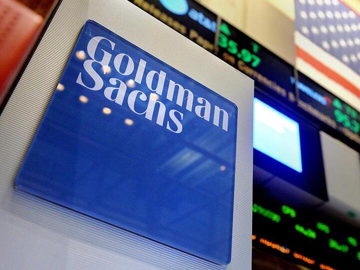 Das Logo der Investmentbank Goldman Sachs ist auf dem Parkett der New Yorker Börse zu sehen. Die Aktie steht seit Tagen unter Druck.
