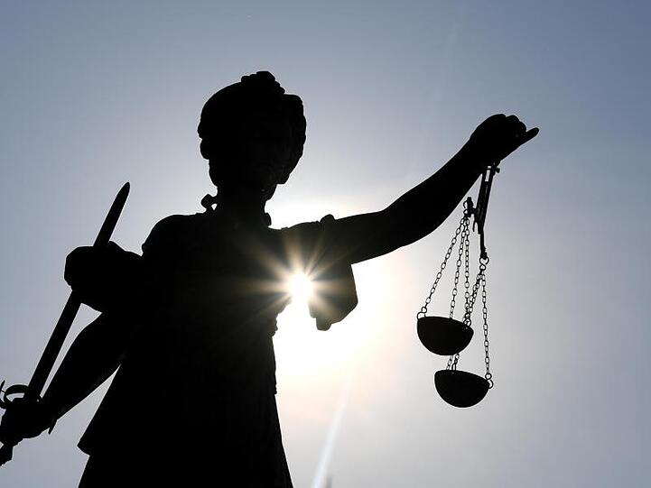 Statue der Justitia mit einer Waage und einem Schwert in der Hand. Foto: Arne Dedert/dpa/Symbolbild
