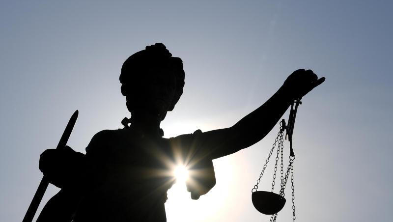Statue der Justitia mit einer Waage und einem Schwert in der Hand. Foto: Arne Dedert/dpa/Symbolbild Statue der Justitia mit einer Waage und einem Schwert in der Hand. Foto: Arne Dedert/dpa/Symbolbild