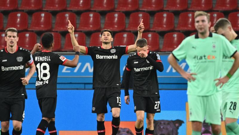 Leverkusens Doppel-Torschütze Lucas Alario (3.v.l) feiert sein Tor zum 2:2-Ausgleich mit ausgebreiteten Armen.