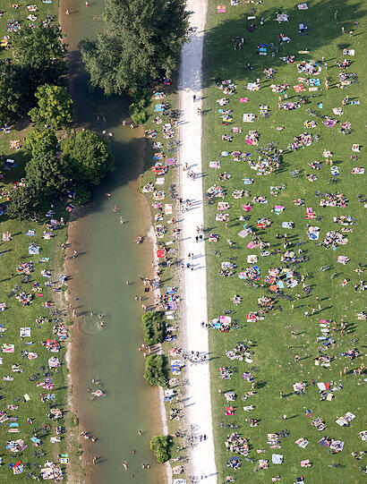 Sommer in der Stadt: Blick auf den Eisbach im Sommer.