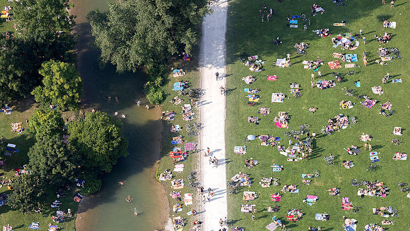 Sommer in der Stadt: Blick auf den Eisbach im Sommer. Sommer in der Stadt: Blick auf den Eisbach im Sommer.