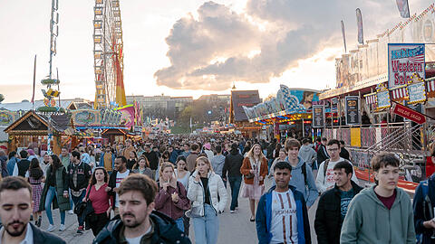Die Bratwurst gehört freilich zu den Volksfest-Klassikern, aber auch vegane Gerichte werden immer beliebter.