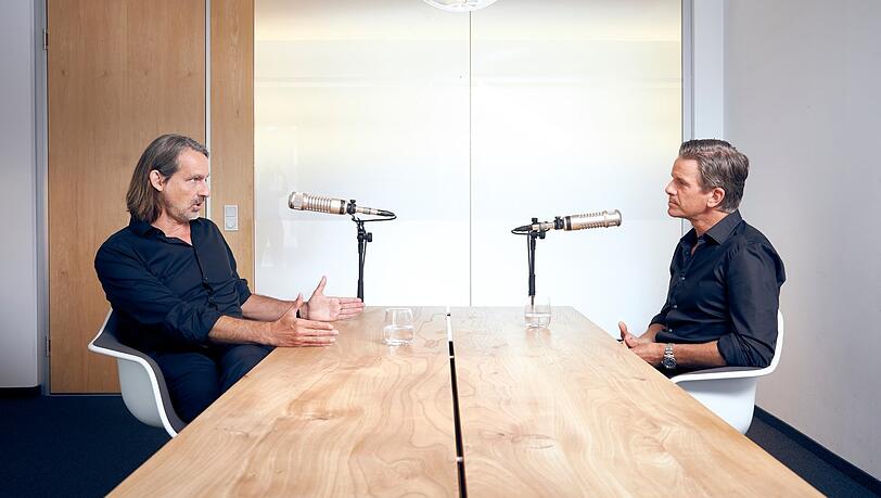 Markus Lanz (re.) und Richard David Precht bei ihrem Podcast-Format "Lanz & Precht". In ihrer aktuellen Folge sind die beiden jedoch mit antisemitischen Aussagen aufgefallen.