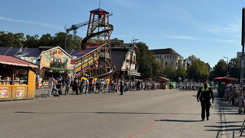 Der Trachtenumzug ist auf dem Oktoberfest angekommen