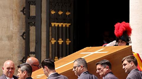 Der Sarg des verstorbenen Papstes Franziskus.