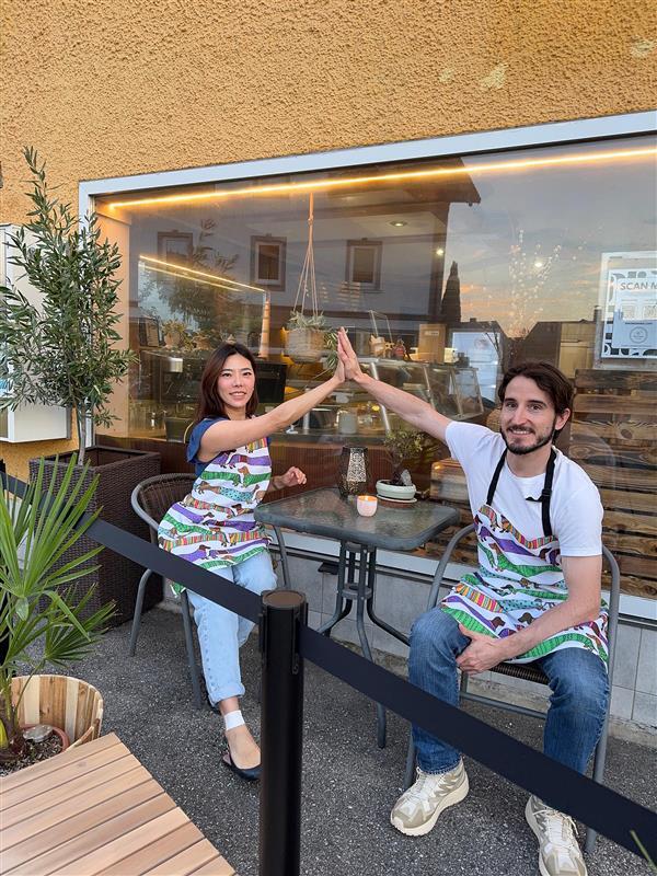 Moon Jung Kang und Fabian Stockmar vor ihrem neuen Café. Moon Jung Kang und Fabian Stockmar vor ihrem neuen Café.