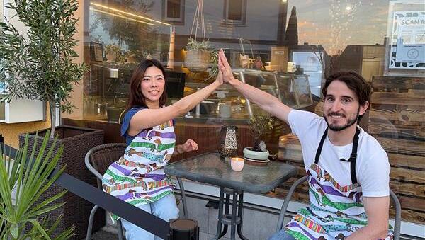 Moon Jung Kang und Fabian Stockmar vor ihrem neuen Café. Moon Jung Kang und Fabian Stockmar vor ihrem neuen Café.
