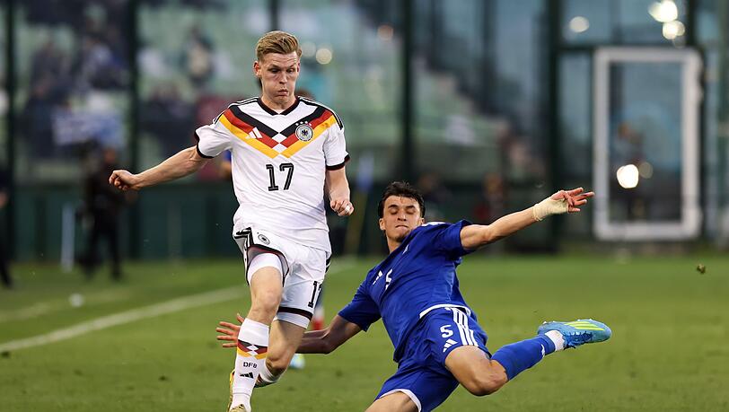 "Brutales Tempo": Anton Kade (l) im Einsatz f&uuml;r die U21 gegen Griechenland.