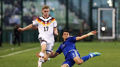 "Brutales Tempo": Anton Kade (l) im Einsatz f&uuml;r die U21 gegen Griechenland.