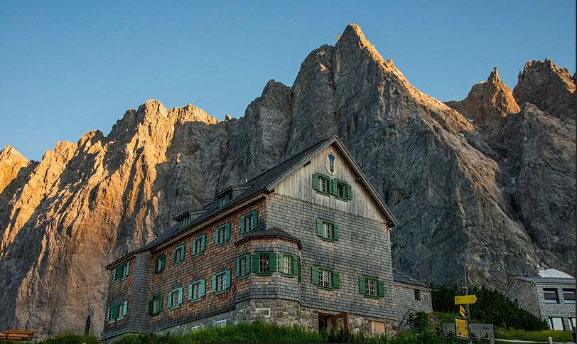 Mitten in den Bergen bietet die Hütte eine besondere Aussicht. Mitten in den Bergen bietet die Hütte eine besondere Aussicht.